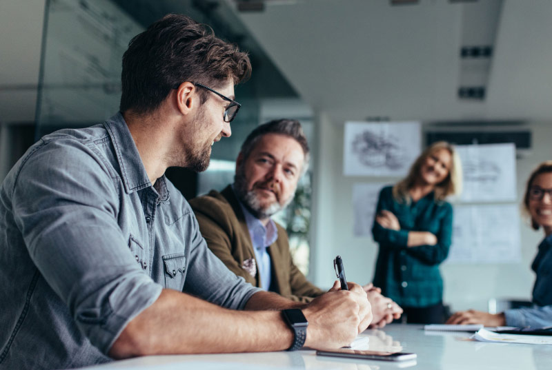 immobilien-marketing-idee-architektur-basteln-diskussion Immobilien Marketing - Architektur basteln